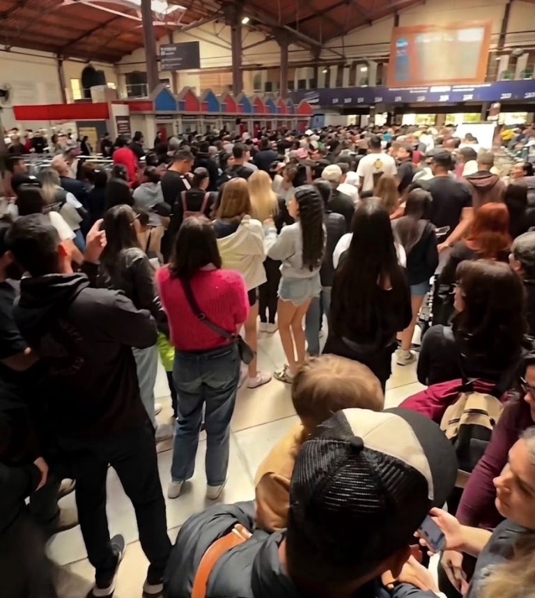 Beto Carrero tem movimento intenso no feriadão e visitantes relatam horas de espera