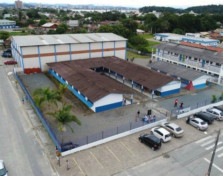 Ex-aluno entra em unidade escolar após pular muro em Penha