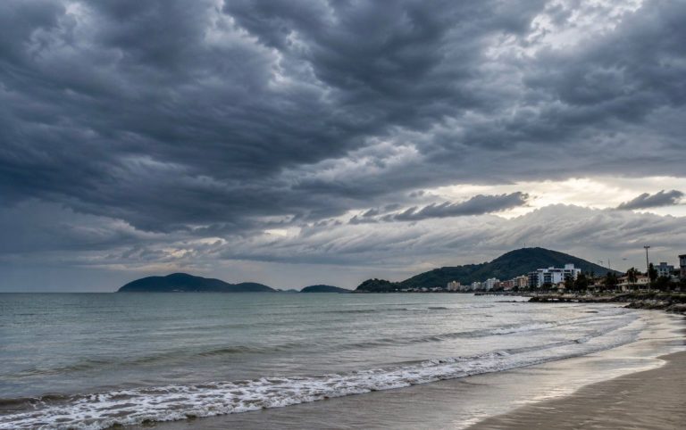 Frente fria avança por Santa Catarina e muda o tempo no Litoral Norte neste fim de semana