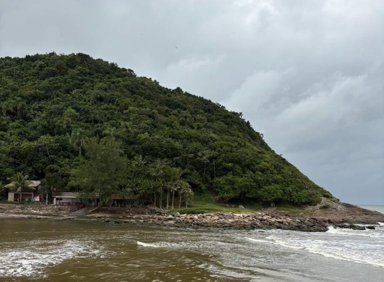 Segunda-feira começa com abertura de sol, mas chuva volta ao Litoral Norte