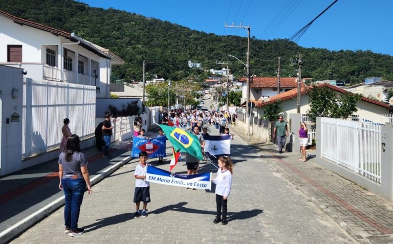 Desfile cívico reúne alunos, famílias e comunidade na Praia de São Miguel